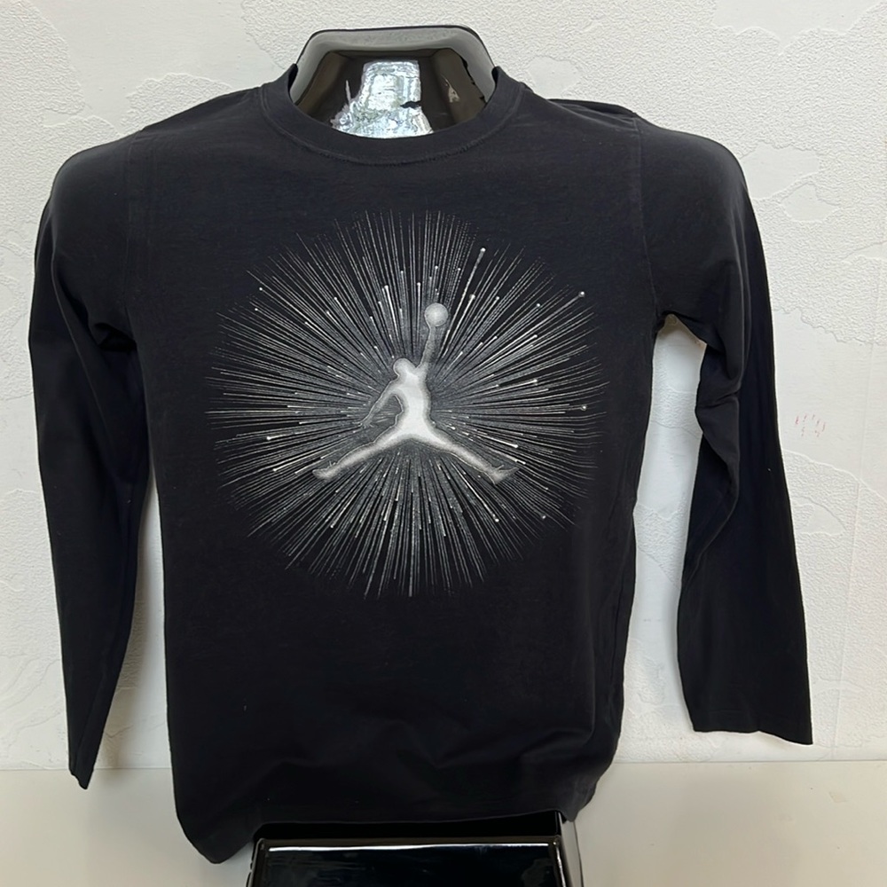 JORDAN Boy’s Black Long Sleeve Shirt White Jumpman Logo Sunburst/firework XL